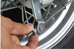 ワイヤー式のドラムブレーキでは、エンド部のネジを回すことで遊びの調整ができる。
