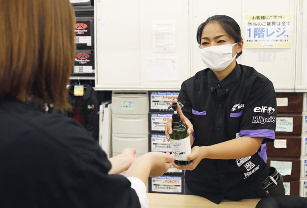 ヘルメット試着前には手指消毒をお願いしております