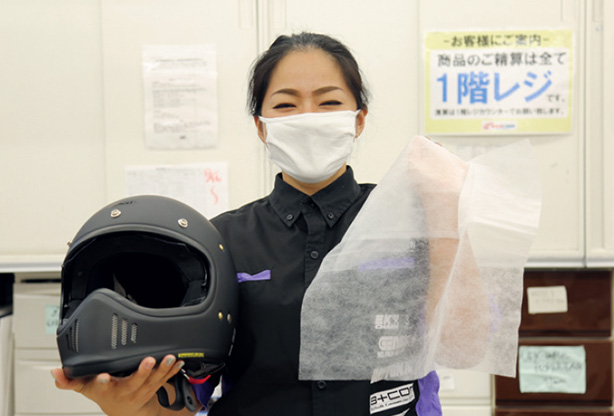 感染症対策のため、直接ヘルメットの試着はご遠慮いただいております。希望の方はスタッフにお声掛けください