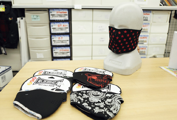 顔にフィットするように立体裁断されたネオプレーンハーフマスク