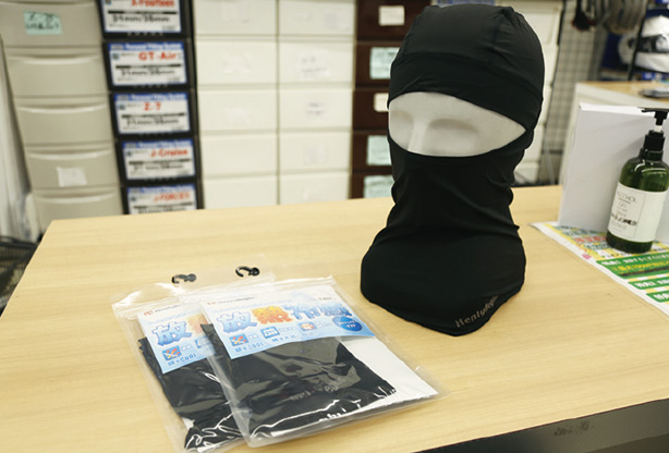 熱を遠赤外線に変換して大気中に放出してくれる特殊なプリントが施してある