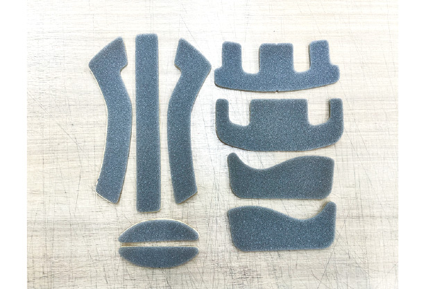 白く柔らかいペフです。頭部に一番近い部分へ貼り付けます