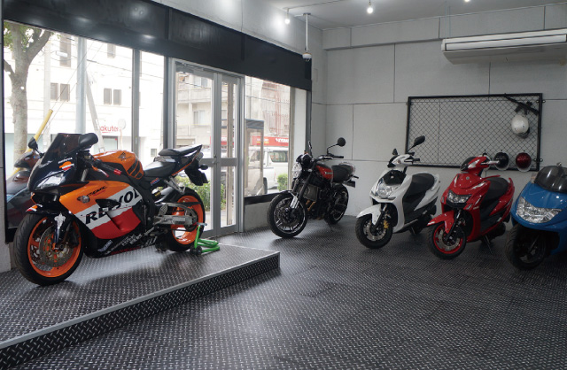 店内入り口には店長のイチオシな車両を展示中!店内在庫の中でも特にすすめの1台です!!