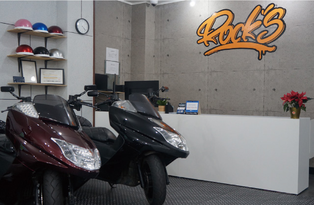 オシャレで明るい店内。バイクのことならなんでもお気軽にお声かけください。