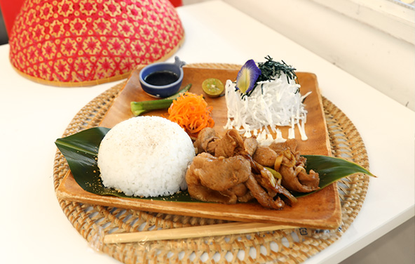 【やんばる食いナOLI】 店名の 『OLI』 とは ［喜ぶ・幸福］を意味しています。あぐ〜プレートや、あぐ〜丼、ロコモコ、ガパオライスやハンバーグなど嬉しいカフェメニューが揃っております。ヤンバル地方の食材を使った料理を食べていただき 喜び、幸福になっていただければ嬉しいです。